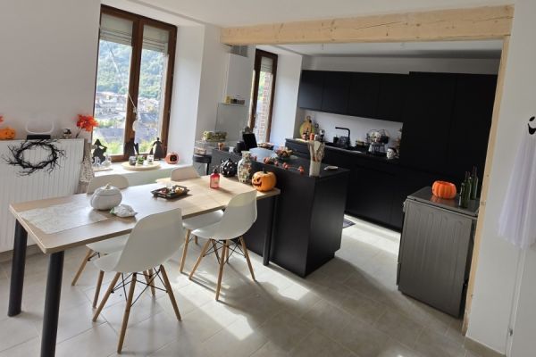 Une cuisine noire et élégante, avec îlot central, une cuisine réalisée par SoCoo'c Charleville