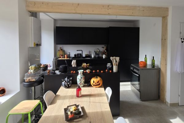 Une cuisine noire et élégante, avec îlot central, une cuisine réalisée par SoCoo'c Charleville