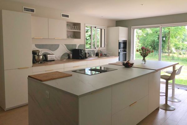 Cuisine équipée avec ilôt, une cuisine réalisée par SoCoo'c Bordeaux le Lac
