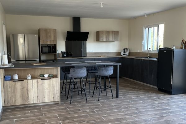 Une cuisine bois et cimento , une cuisine réalisée par SoCoo'c Rochefort