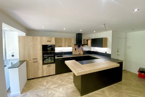 Cuisine noire et bois, une cuisine réalisée par SoCoo'c Bastia