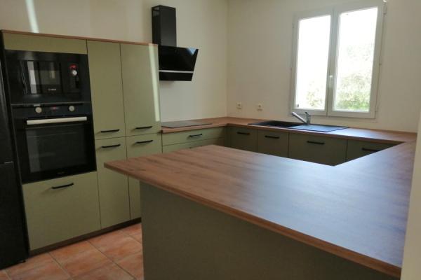 Cuisine vert provence et bois, une cuisine réalisée par SoCoo'c Royan