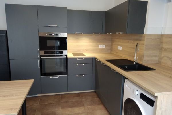 La cuisine grise et bois de Pascal, une cuisine réalisée par SoCoo'c Ancenis