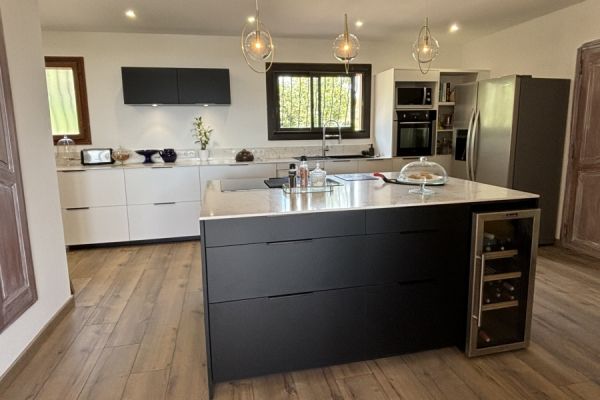 Cuisine Noir et Blanche , une cuisine réalisée par SoCoo'c Ajaccio