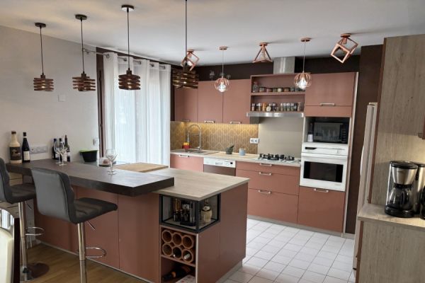 Cuisine rose et bois, une cuisine réalisée par SoCoo'c Tours Sud