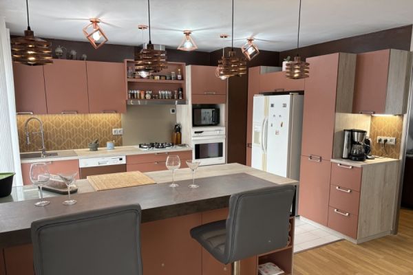 Cuisine rose et bois, une cuisine réalisée par SoCoo'c Tours Sud