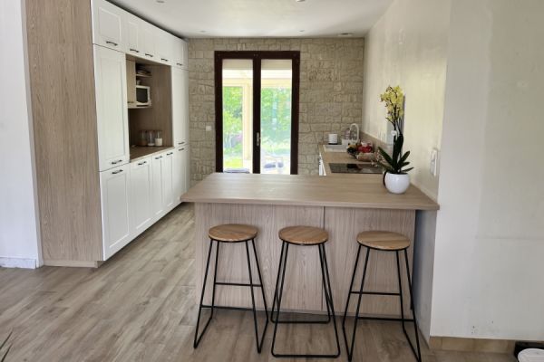 Cuisine blanche et bois, une cuisine réalisée par SoCoo'c Tours Sud