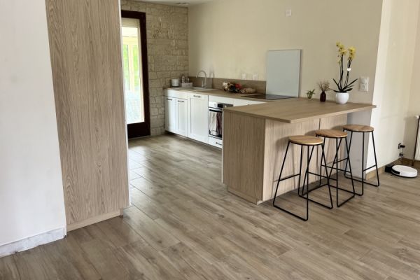 Cuisine blanche et bois, une cuisine réalisée par SoCoo'c Tours Sud