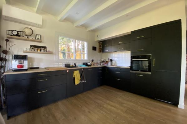 La cuisine noire et bois de Karen et Romain, une cuisine réalisée par SoCoo'c Bayonne