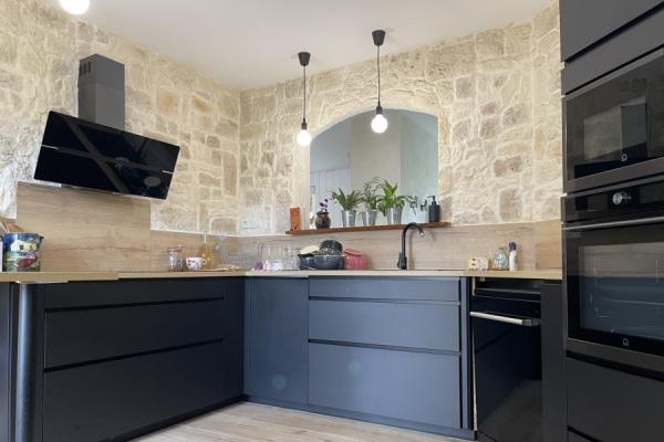 Cuisine noire et bois moderne, une cuisine réalisée par SoCoo'c Royan