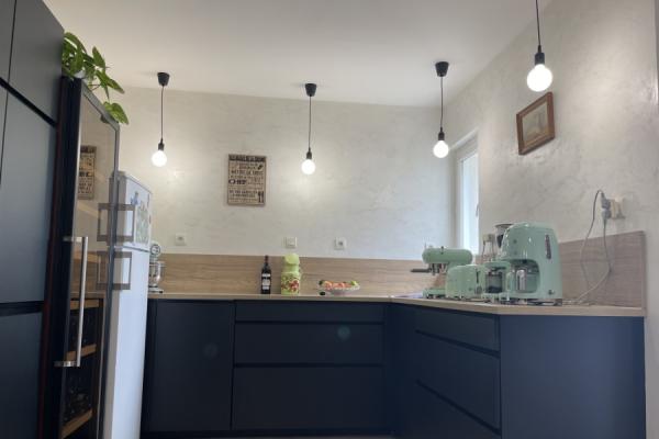 Cuisine noire et bois moderne, une cuisine réalisée par SoCoo'c Royan