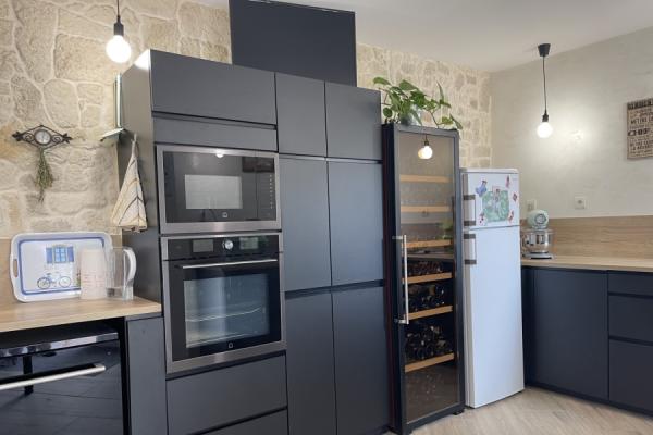 Cuisine noire et bois moderne, une cuisine réalisée par SoCoo'c Royan