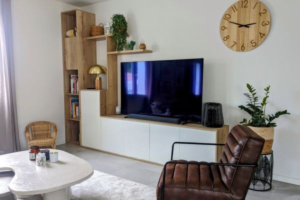 Le meuble télé blanc et bois de Florent , une cuisine réalisée par SoCoo'c La Rochelle