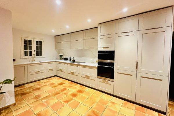CUISINE BEIGE ET MARBRE , une cuisine réalisée par SoCoo'c Fréjus