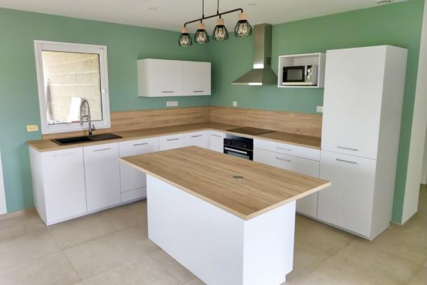 Cuisine blanche et bois avec îlot, une cuisine réalisée par SoCoo'c Bastia