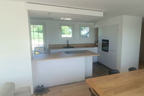 Séjour &amp; cuisine blanc et bois assortis, une cuisine réalisée par SoCoo'c Agen