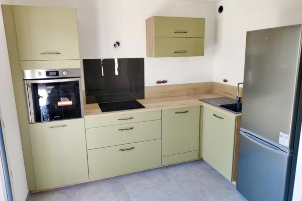 Petite cuisine vert provence et plan de travail bois, une cuisine réalisée par SoCoo'c Bastia