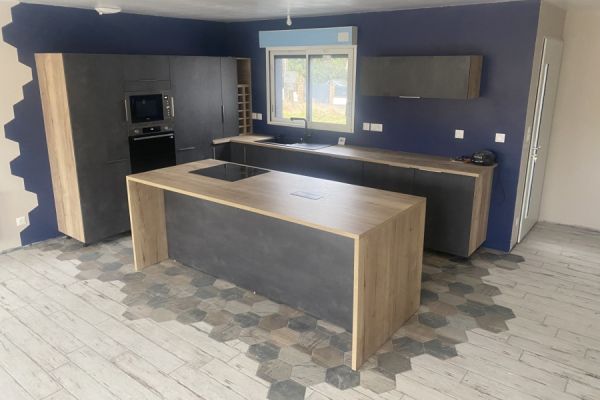 Cuisine équipée bois et grise, une cuisine réalisée par SoCoo'c Charleville