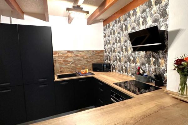 La cuisine noire et bois indus de Cindy et Florian , une cuisine réalisée par SoCoo'c Valence