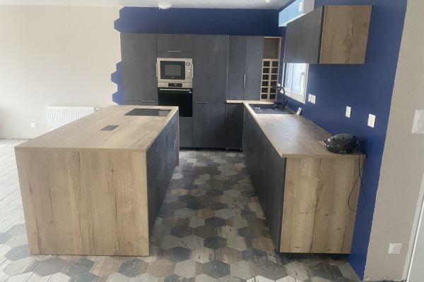 Cuisine équipée bois et grise, une cuisine réalisée par SoCoo'c Charleville
