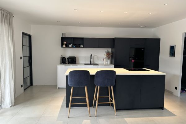 Cuisine bleu nocture , une cuisine réalisée par SoCoo'c Rennes Chantepie