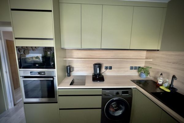 Une cuisine verte avec un bel avant / après ! , une cuisine réalisée par SoCoo'c Valence