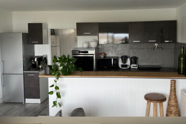 Une cuisine verte avec un bel avant / après ! , une cuisine réalisée par SoCoo'c Valence