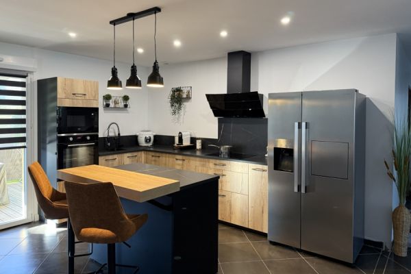 Cuisine équipée avec ilot bois et noire, une cuisine réalisée par SoCoo'c Charleville