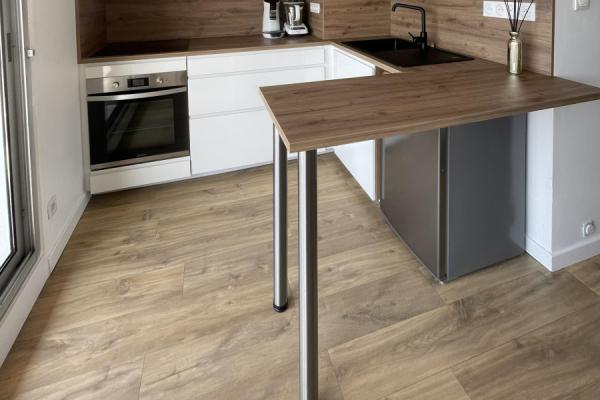 Cuisine blanche et bois moderne, une cuisine réalisée par SoCoo'c Avranches