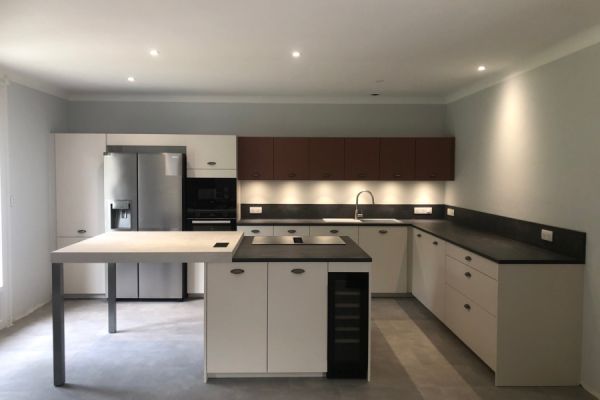 Une cuisine moderne alliant design et élégance., une cuisine réalisée par SoCoo'c Tours Nord