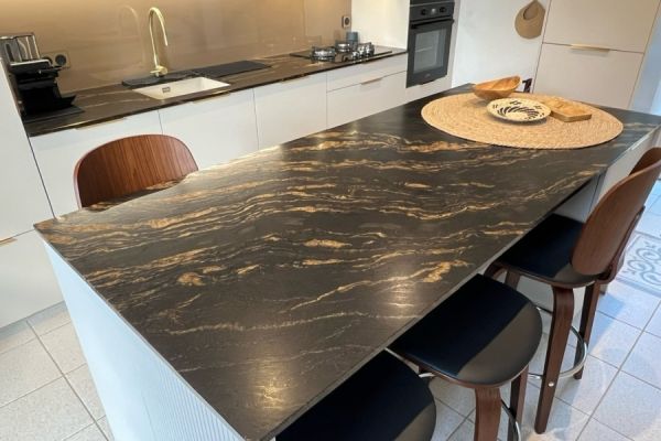 Cuisine chic avec coin repas , une cuisine réalisée par SoCoo'c Vitré