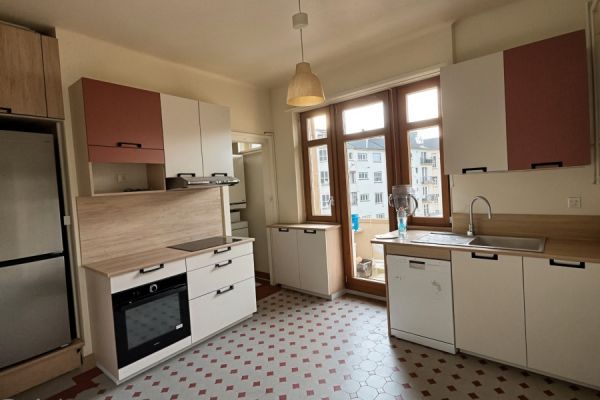 Cuisine lin, bois et terracotta sur sol cabochon, une cuisine réalisée par SoCoo'c Selestat