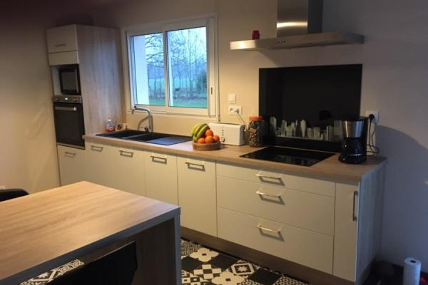 Cuisine blanche et bois avec sol tendance, une cuisine réalisée par SoCoo'c Rouen Tourville
