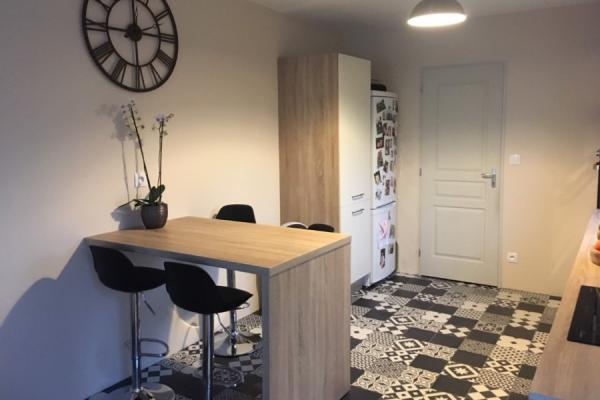 Cuisine blanche et bois avec sol tendance, une cuisine réalisée par SoCoo'c Rouen Tourville