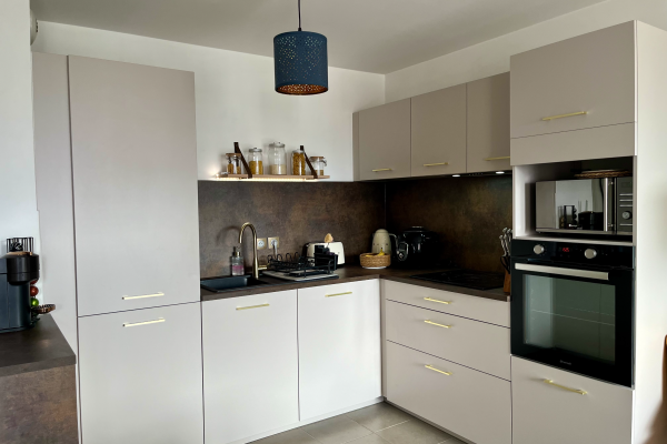 Cuisine en L ouverte sur le séjour , une cuisine réalisée par SoCoo'c Marseille Cantini
