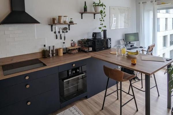 Cuisine bleue et blanche avec coin repas, une cuisine réalisée par SoCoo'c Nantes Orvault