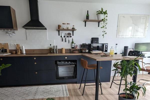 Cuisine bleue et blanche avec coin repas, une cuisine réalisée par SoCoo'c Nantes Orvault