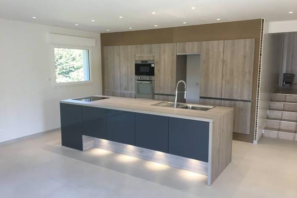 Cuisine bois et grise avec un grand îlot, une cuisine réalisée par SoCoo'c Bourgoin-Jallieu