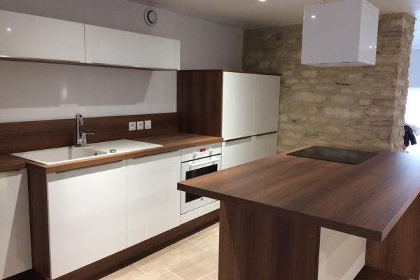 Cuisine blanche et bois avec îlot , une cuisine réalisée par SoCoo'c Bourgoin-Jallieu