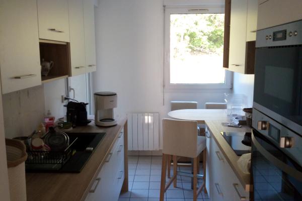 Cuisine blanche &amp; bois en double linéaire chez Stéphane, une cuisine réalisée par SoCoo'c Paris République