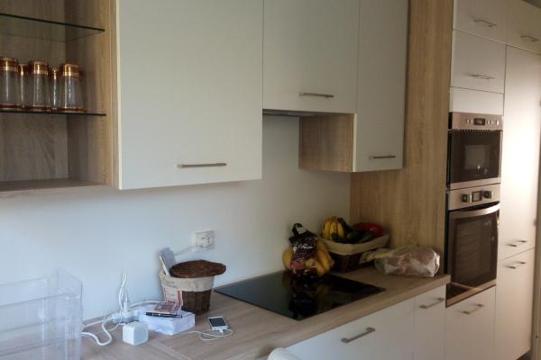 Cuisine blanche &amp; bois en double linéaire chez Stéphane, une cuisine réalisée par SoCoo'c Paris République