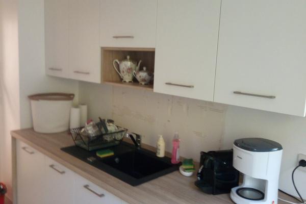 Cuisine blanche &amp; bois en double linéaire chez Stéphane, une cuisine réalisée par SoCoo'c Paris République