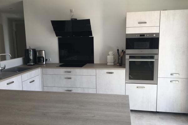 Cuisine en U avec coin repas, une cuisine réalisée par SoCoo'c Troyes