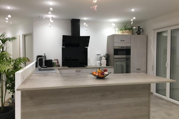 Cuisine en U avec coin repas, une cuisine réalisée par SoCoo'c Troyes