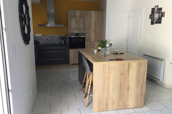 Cuisine en bois avec îlot, une cuisine réalisée par SoCoo'c Lens