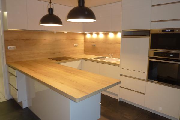 Cuisine tendance blanc brillant et bois, une cuisine réalisée par SoCoo'c Clermont Aubière