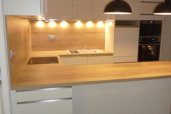 Cuisine tendance blanc brillant et bois, une cuisine réalisée par SoCoo'c Clermont Aubière