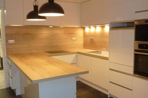 Cuisine tendance blanc brillant et bois, une cuisine réalisée par SoCoo'c Clermont Aubière