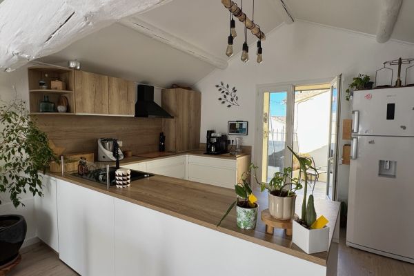 Une cuisine en U blanche et bois, une cuisine réalisée par SoCoo'c Avignon Vedene