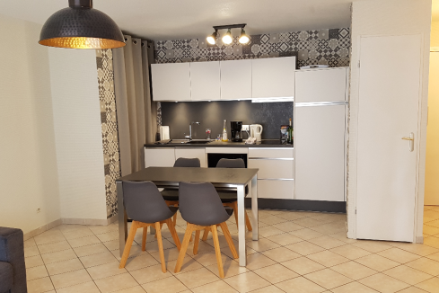 Cuisine blanche moderne, une cuisine réalisée par SoCoo'c Chambéry